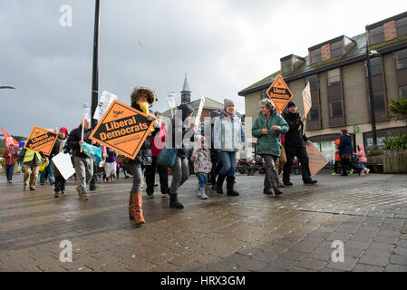 Truro, UK. 4. März 2017. Mitglieder der Liberal Democrats marschieren durch Truro, Cornwall, protestieren, Againts zu den NHS schneidet. Bildnachweis: Bertie Oakes/Alamy Live-Nachrichten Stockfoto