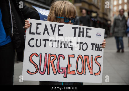 London, UK. 4. März 2017. Ein junger Anhänger der NHS nimmt Teil in der It ist unsere NHS nationale Demonstration zur Unterstützung des National Health Service und im Gegensatz zu Kürzungen, Schließungen und Privatisierungen. Bildnachweis: Mark Kerrison/Alamy Live-Nachrichten Stockfoto