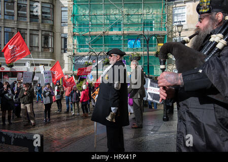 Truro, UK. 4. März 2017. Der Ausrufer Truro kündigt den Beginn einer Reihe von Vorträgen über den Stand des NHS, außerhalb Truro Kathedrale, Cornwall. Bildnachweis: Bertie Oakes/Alamy Live-Nachrichten Stockfoto