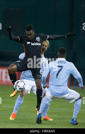 Washington, DC, USA. 4. März 2017. D.C. United Mittelfeldspieler Lloyd Sam (8) im RFK Stadium in Washington, DC auf Samstag, 4. März 2017. Bildnachweis: Das Foto Zugang/Alamy Live-Nachrichten Stockfoto