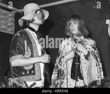 7. Juli 1969 - Brian Jones tot aufgefunden: Brian Jones, der vor kurzem die Rolling Stones-pop-Gruppe verlassen, wurde tot aufgefunden heute früh in seinem Freibad Poot an seine £30.000 Landhaus in Hartfield, Sussex. Er wird geglaubt, um während Mitternacht Baden, offenbar als Ergebnis einen Asthma-Anfall gestorben sein. Foto zeigt, dass Brian Jones munter gekleidet, als er eine Party mit Modell Suki Potier beiwohnte. Ihre Romanze endete letztes Jahr. (Kredit-Bild: © Keystone Presseagentur/Keystone USA über ZUMAPRESS.com) Stockfoto