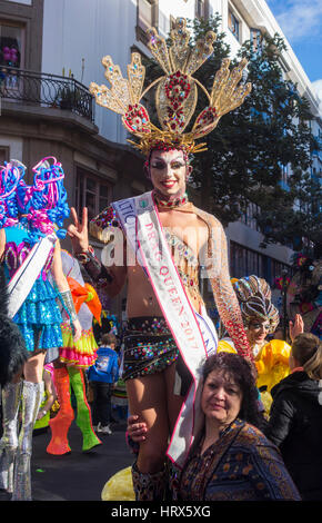 Las Palmas, Gran Canaria, Kanarische Inseln, Spanien. 4. März 2017. Gewinnen Dragqueen am 2017 Las Palmas Karneval, "Sethlas", nimmt an der großen street Parade, die den Monat schließt lange Karneval. Seine preisgekrönten Bühne Routine enthalten vor ein paar Tagen ihn verkleidet als die Heilige Jungfrau Maria und Jesus am Kreuz. Der Bischof von Gran Canaria nannte es frivol Blasphemie und sagte, dass es ihn mehr als der Spanair Flugzeugabsturz im Jahr 2008 (Madrid nach Gran Canaria) betrübt die 154, viele aus Gran Canaria getötet. Stockfoto