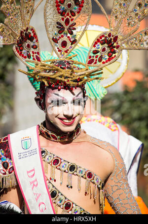 Las Palmas, Gran Canaria, Kanarische Inseln, Spanien. 4. März 2017. Gewinnen Dragqueen am 2017 Las Palmas Karneval, "Sethlas", nimmt an der großen street Parade, die den Monat schließt lange Karneval. Seine preisgekrönten Bühne Routine enthalten vor ein paar Tagen ihn verkleidet als die Heilige Jungfrau Maria und Jesus am Kreuz. Der Bischof von Gran Canaria nannte es frivol Blasphemie und sagte, dass es ihn mehr als der Spanair Flugzeugabsturz im Jahr 2008 (Madrid nach Gran Canaria) betrübt die 154, viele aus Gran Canaria getötet. Stockfoto