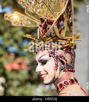 Las Palmas, Gran Canaria, Kanarische Inseln, Spanien. 4. März 2017. Gewinnen Dragqueen am 2017 Las Palmas Karneval, "Sethlas", nimmt an der großen street Parade, die den Monat schließt lange Karneval. Seine preisgekrönten Bühne Routine enthalten vor ein paar Tagen ihn verkleidet als die Heilige Jungfrau Maria und Jesus am Kreuz. Der Bischof von Gran Canaria nannte es frivol Blasphemie und sagte, dass es ihn mehr als der Spanair Flugzeugabsturz im Jahr 2008 (Madrid nach Gran Canaria) betrübt die 154, viele aus Gran Canaria getötet. Stockfoto