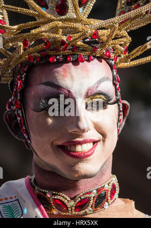 Las Palmas, Gran Canaria, Kanarische Inseln, Spanien. 4. März 2017. Gewinnen Dragqueen am 2017 Las Palmas Karneval, "Sethlas", nimmt an der großen street Parade, die den Monat schließt lange Karneval. Seine preisgekrönten Bühne Routine enthalten vor ein paar Tagen ihn verkleidet als die Heilige Jungfrau Maria und Jesus am Kreuz. Der Bischof von Gran Canaria nannte es frivol Blasphemie und sagte, dass es ihn mehr als der Spanair Flugzeugabsturz im Jahr 2008 (Madrid nach Gran Canaria) betrübt die 154, viele aus Gran Canaria getötet. Stockfoto