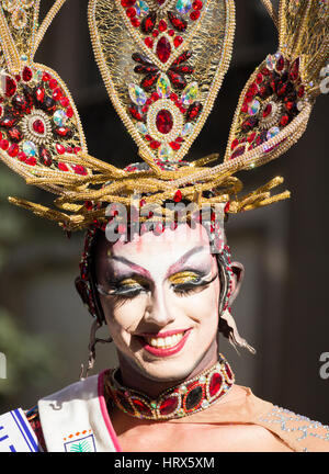 Las Palmas, Gran Canaria, Kanarische Inseln, Spanien. 4. März 2017. Gewinnen Dragqueen am 2017 Las Palmas Karneval, "Sethlas", nimmt an der großen street Parade, die den Monat schließt lange Karneval. Seine preisgekrönten Bühne Routine enthalten vor ein paar Tagen ihn verkleidet als die Heilige Jungfrau Maria und Jesus am Kreuz. Der Bischof von Gran Canaria nannte es frivol Blasphemie und sagte, dass es ihn mehr als der Spanair Flugzeugabsturz im Jahr 2008 (Madrid nach Gran Canaria) betrübt die 154, viele aus Gran Canaria getötet. Stockfoto