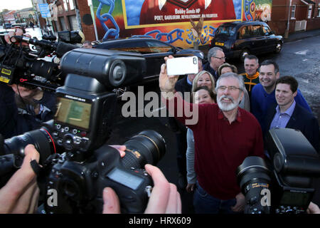 Belfast, UK. 4. März 2017. Sinn Féin Präsident Gerry Adams (L), südlichen Führer Mary Lou McDonald (R) und nördlichen Führer Michelle O'Neill (C) eine Selfie vor Bobby Sands Wandbild nehmen, wie sie eine Post-Wahl-Pressekonferenz am Sinn Fein Hauptquartier am 4. März 2017 in Belfast, Nordirland halten. Sinn Féin erhöht ihre Stimme deutlich in der gestrigen Northern Ireland Assembly Snap Wahl und zum ersten Mal Stormont nicht verfügen über eine Unionist Mehrheit in der Regierung. Bildnachweis: Irische Auge/Alamy Live-Nachrichten Stockfoto