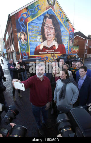 Belfast, UK. 4. März 2017. Sinn Féin Präsident Gerry Adams (L), südlichen Führer Mary Lou McDonald (R) und nördlichen Führer Michelle O'Neill (C) eine Selfie vor Bobby Sands Wandbild nehmen, wie sie eine Post-Wahl-Pressekonferenz am Sinn Fein Hauptquartier am 4. März 2017 in Belfast, Nordirland halten. Sinn Féin erhöht ihre Stimme deutlich in der gestrigen Northern Ireland Assembly Snap Wahl und zum ersten Mal Stormont nicht verfügen über eine Unionist Mehrheit in der Regierung. Bildnachweis: Irische Auge/Alamy Live-Nachrichten Stockfoto