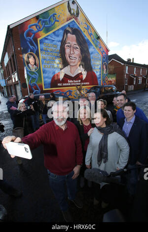 Belfast, UK. 4. März 2017. Sinn Féin Präsident Gerry Adams (L), südlichen Führer Mary Lou McDonald (R) und nördlichen Führer Michelle O'Neill (C) eine Selfie vor Bobby Sands Wandbild nehmen, wie sie eine Post-Wahl-Pressekonferenz am Sinn Fein Hauptquartier am 4. März 2017 in Belfast, Nordirland halten. Sinn Féin erhöht ihre Stimme deutlich in der gestrigen Northern Ireland Assembly Snap Wahl und zum ersten Mal Stormont nicht verfügen über eine Unionist Mehrheit in der Regierung. Bildnachweis: Irische Auge/Alamy Live-Nachrichten Stockfoto