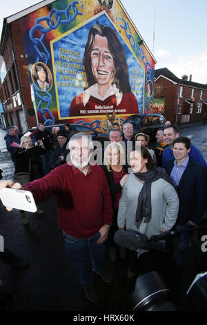 Belfast, UK. 4. März 2017. Sinn Féin Präsident Gerry Adams (L), südlichen Führer Mary Lou McDonald (R) und nördlichen Führer Michelle O'Neill (C) eine Selfie vor Bobby Sands Wandbild nehmen, wie sie eine Post-Wahl-Pressekonferenz am Sinn Fein Hauptquartier am 4. März 2017 in Belfast, Nordirland halten. Sinn Féin erhöht ihre Stimme deutlich in der gestrigen Northern Ireland Assembly Snap Wahl und zum ersten Mal Stormont nicht verfügen über eine Unionist Mehrheit in der Regierung. Bildnachweis: Irische Auge/Alamy Live-Nachrichten Stockfoto