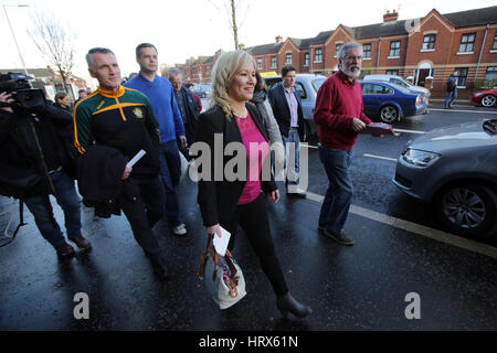 Belfast, UK. 4. März 2017. Sinn Fein Präsidenten Gerry Adams und nördlichen Führer Michelle O'Neill kommen für eine Post-Wahl-Pressekonferenz Sinn Féin im Hauptquartier am 4. März 2017 in Belfast, Nordirland. Sinn Féin erhöht ihre Stimme deutlich in der gestrigen Northern Ireland Assembly Snap Wahl und zum ersten Mal Stormont nicht verfügen über eine Unionist Mehrheit in der Regierung. Bildnachweis: Irische Auge/Alamy Live-Nachrichten Stockfoto