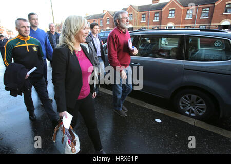 Belfast, UK. 4. März 2017. Sinn Fein Präsidenten Gerry Adams und nördlichen Führer Michelle O'Neill kommen für eine Post-Wahl-Pressekonferenz Sinn Féin im Hauptquartier am 4. März 2017 in Belfast, Nordirland. Sinn Féin erhöht ihre Stimme deutlich in der gestrigen Northern Ireland Assembly Snap Wahl und zum ersten Mal Stormont nicht verfügen über eine Unionist Mehrheit in der Regierung. Bildnachweis: Irische Auge/Alamy Live-Nachrichten Stockfoto