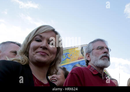 Belfast, UK. 4. März 2017. Sinn Fein President Gerry Adams (R) und nördlichen Führer Michelle O'Neill (L) eine Post Wahl Pressekonferenz abhalten Sinn Féin im Hauptquartier am 4. März 2017 in Belfast, Nordirland. Sinn Féin erhöht ihre Stimme deutlich in der gestrigen Northern Ireland Assembly Snap Wahl und zum ersten Mal Stormont nicht verfügen über eine Unionist Mehrheit in der Regierung. Bildnachweis: Irische Auge/Alamy Live-Nachrichten Stockfoto