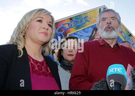 Belfast, UK. 4. März 2017. Sinn Fein President Gerry Adams (R) und nördlichen Führer Michelle O'Neill (L) eine Post Wahl Pressekonferenz abhalten Sinn Féin im Hauptquartier am 4. März 2017 in Belfast, Nordirland. Sinn Féin erhöht ihre Stimme deutlich in der gestrigen Northern Ireland Assembly Snap Wahl und zum ersten Mal Stormont nicht verfügen über eine Unionist Mehrheit in der Regierung. Bildnachweis: Irische Auge/Alamy Live-Nachrichten Stockfoto