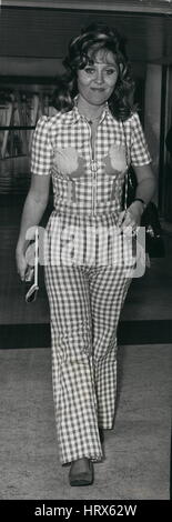 Sept. 09, 1971 - Lulus Back In Town: Foto zeigt beliebte Sängerin Lulu, trug das attraktive karierte Hosen Outfit, wenn angekommen am Flughafen London heute aus den Vereinigten Staaten, nach dem Besuch ihres Mannes auf Tour mit den Bee Gees ist pop-Gruppe. (Kredit-Bild: © Keystone Presseagentur/Keystone USA über ZUMAPRESS.com) Stockfoto