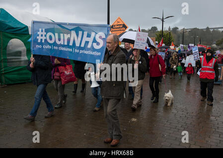 Truro, UK. 4. März 2017. Stuart Roden, Labour Parlamentskandidatin für Falmouth und Truro, führt einen Marsch Againts zu den NHS durch Truro Zentrum schneidet. Bildnachweis: Bertie Oakes/Alamy Live-Nachrichten Stockfoto