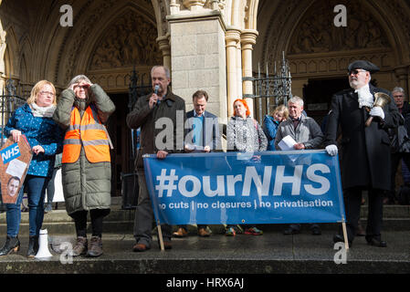 Truro, UK. 4. März 2017. Stuart Roden, Labour Parlamentskandidatin für Falmouth und Truro, spricht zu einer Masse der Demonstranten außerhalb Kathedrale von Truro, Cornwall. Bildnachweis: Bertie Oakes/Alamy Live-Nachrichten Stockfoto