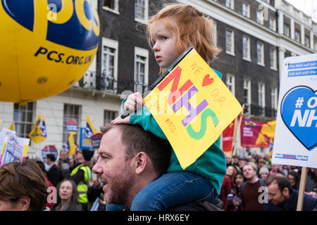 London, UK. 4. März 2017. Bürgerinnen und Bürger März von Tavistock Square zu den Houses of Parliament, der NHS-Kredit zu verteidigen: Anna Bramall/Alamy Live News Stockfoto