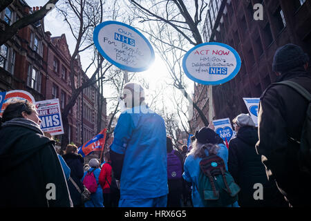 London, UK. 4. März 2017. Bürgerinnen und Bürger März von Tavistock Square zu den Houses of Parliament, der NHS-Kredit zu verteidigen: Anna Bramall/Alamy Live News Stockfoto