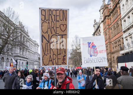 London, UK. 4. März 2017. Bürgerinnen und Bürger März von Tavistock Square zu den Houses of Parliament, der NHS-Kredit zu verteidigen: Anna Bramall/Alamy Live News Stockfoto