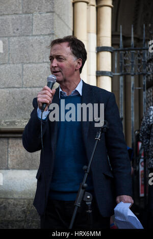 Truro, UK. 4. März 2017. Andrew George, ehemaliger Lib Dem MP für St. Ives, richtet sich die Menge außerhalb Truro Cathedral. Bildnachweis: Bertie Oakes/Alamy Live-Nachrichten Stockfoto