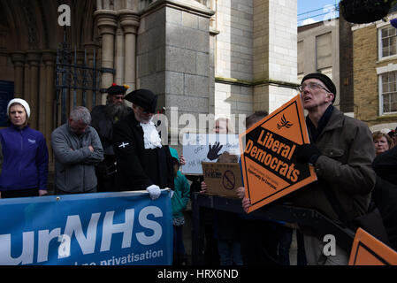 Truro, UK. 4. März 2017. Demonstranten versammeln sich vor Truro Cathedral, reden über den Stand des NHS aus einer Reihe von Cornwall-basierte Aktivisten zuzuhören. Bildnachweis: Bertie Oakes/Alamy Live-Nachrichten Stockfoto