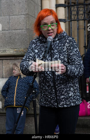 Truro, UK. 4. März 2017. Amanda Pennington, grüne Parteianwärter für Nordcornwall, befasst sich das Publikum mit ihren Gedanken auf NHS Schnitten außerhalb Truro Cathedral. Bildnachweis: Bertie Oakes/Alamy Live-Nachrichten Stockfoto