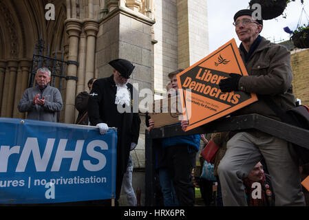 Truro, UK. 4. März 2017. Demonstranten versammeln sich vor Truro Cathedral, reden über den Stand des NHS aus einer Reihe von Cornwall-basierte Aktivisten zuzuhören. Bildnachweis: Bertie Oakes/Alamy Live-Nachrichten Stockfoto