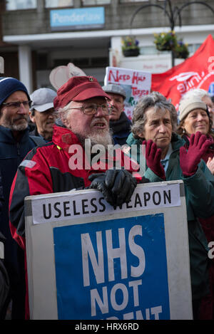 Truro, UK. 4. März 2017. Demonstranten versammeln sich vor Truro Cathedral, reden über den Stand des NHS aus einer Reihe von Cornwall-basierte Aktivisten zuzuhören. Bildnachweis: Bertie Oakes/Alamy Live-Nachrichten Stockfoto