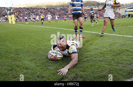 Wespen Kurtley Beale erhält ihren dritten Versuch während der Aviva Premiership Spiel im Spielgelände, Bad. Stockfoto