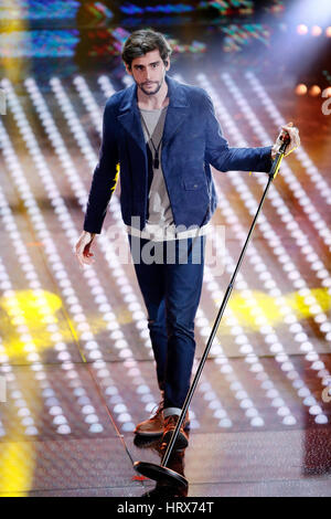 SANREMO, Italien, Februar 12: Sängerin Alvaro Soler führt während der 67. Sanremo Song Festival am 12. Februar 2017, in San Remo, Italien. Stockfoto