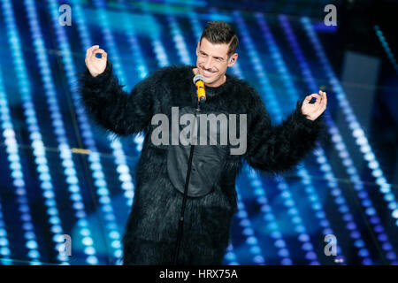 SANREMO, Italien, Februar 10: Sänger Francesco Gabbani führt während der 67. Sanremo Song Festival am 10. Februar 2017, in Sanremo, Italien. Stockfoto