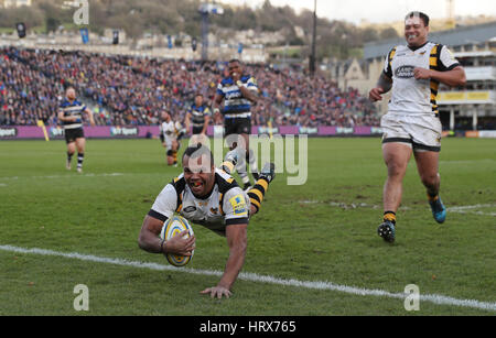 Wespen Kurtley Beale erhält ihren dritten Versuch während der Aviva Premiership Spiel im Spielgelände, Bad. Stockfoto