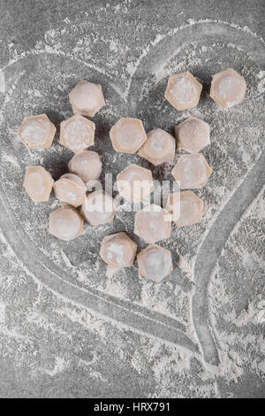 Gefrorenes Fleisch Knödel Tiefenschärfe. Hintergrund. Ansicht von oben Knödel. Viele Knödel. Varenyky Muster. liebe Knödel. Stockfoto