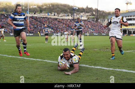 Wespen Kurtley Beale erhält ihren dritten Versuch während der Aviva Premiership Spiel im Spielgelände, Bad. Stockfoto