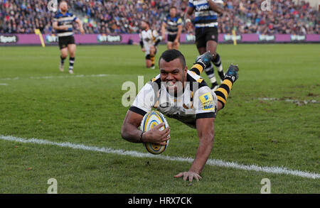 Wespen Kurtley Beale erhält ihren dritten Versuch während der Aviva Premiership Spiel im Spielgelände, Bad. Stockfoto