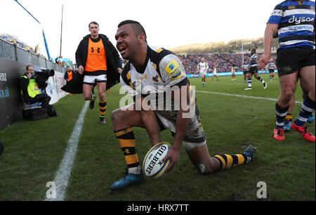 Wespen Kurtley Beale erhält ihren dritten Versuch während der Aviva Premiership Spiel im Spielgelände, Bad. Stockfoto