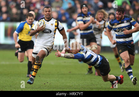 Wespen Kurtley Beale schlägt der Angriff des Bades Tom Homer zu weitermachen und Punkte zu ihrem zweiten Versuch während der Aviva Premiership Spiel im Spielgelände, Bad. Stockfoto