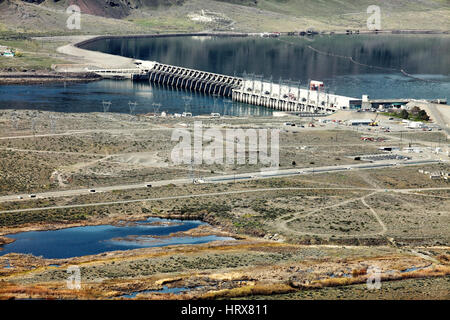 Wasser Rauschen durch die Hochwasserentlastung Tore an einem Damm am Columbia River. Stockfoto