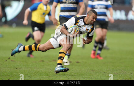 Wespen Kurtley Beale erhält zweiten Versuch seiner Mannschaft während des Spiels der Aviva Premiership am Spielgelände, Bad. Stockfoto