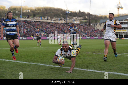 Wespen Kurtley Beale erhält ihren dritten Versuch während der Aviva Premiership Spiel im Spielgelände, Bad. Stockfoto