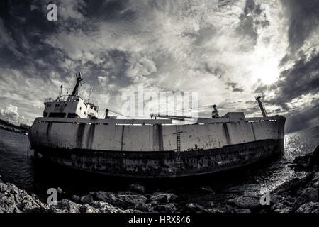 Ein Schiffswrack auf der Küste Pafos Stockfoto
