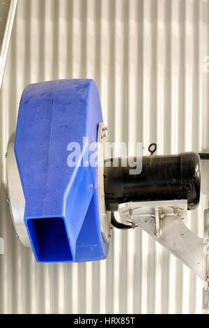 Das Gebläse in eine moderne Waschanlage, Wasser aus den äußeren Oberflächen eines Autos während des Trocknens zu entfernen. Stockfoto