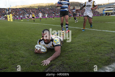 Wespen Kurtley Beale erhält ihren dritten Versuch während der Aviva Premiership Spiel im Spielgelände, Bad. Stockfoto