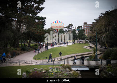 Bournemouth, UK. 20. März 2016. Bournemouth-Ballon, eine touristische Attraktion, schwebt über der unteren Gärten. Stockfoto