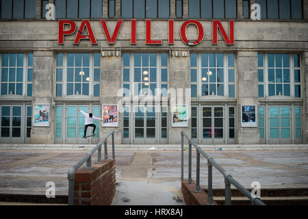 Bournemouth, UK. 20. März 2016. Eine Skater springt in die Luft vor The Pavilion Theatre und Ballsaal. Erbaut in den 1920er Jahren, behält es seine Symbols Stockfoto