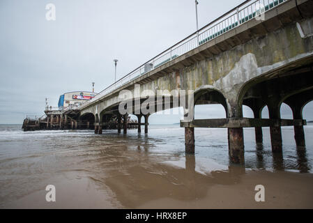Beton Bögen unter Bournemouth Pier bei Ebbe an einem bewölkten Winter Tag in Dorset, England, UK. Stockfoto