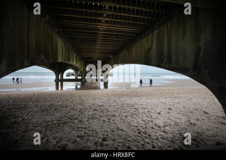 Beton Bögen unter Bournemouth Pier bei Ebbe an einem bewölkten Winter Tag in Dorset, England, UK. Stockfoto