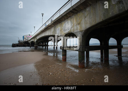 Beton Bögen unter Bournemouth Pier bei Ebbe an einem bewölkten Winter Tag in Dorset, England, UK. Stockfoto