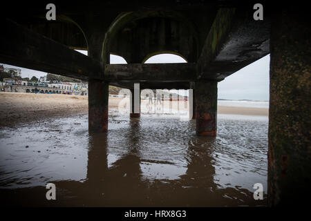 Beton Bögen unter Bournemouth Pier bei Ebbe an einem bewölkten Winter Tag in Dorset, England, UK. Stockfoto